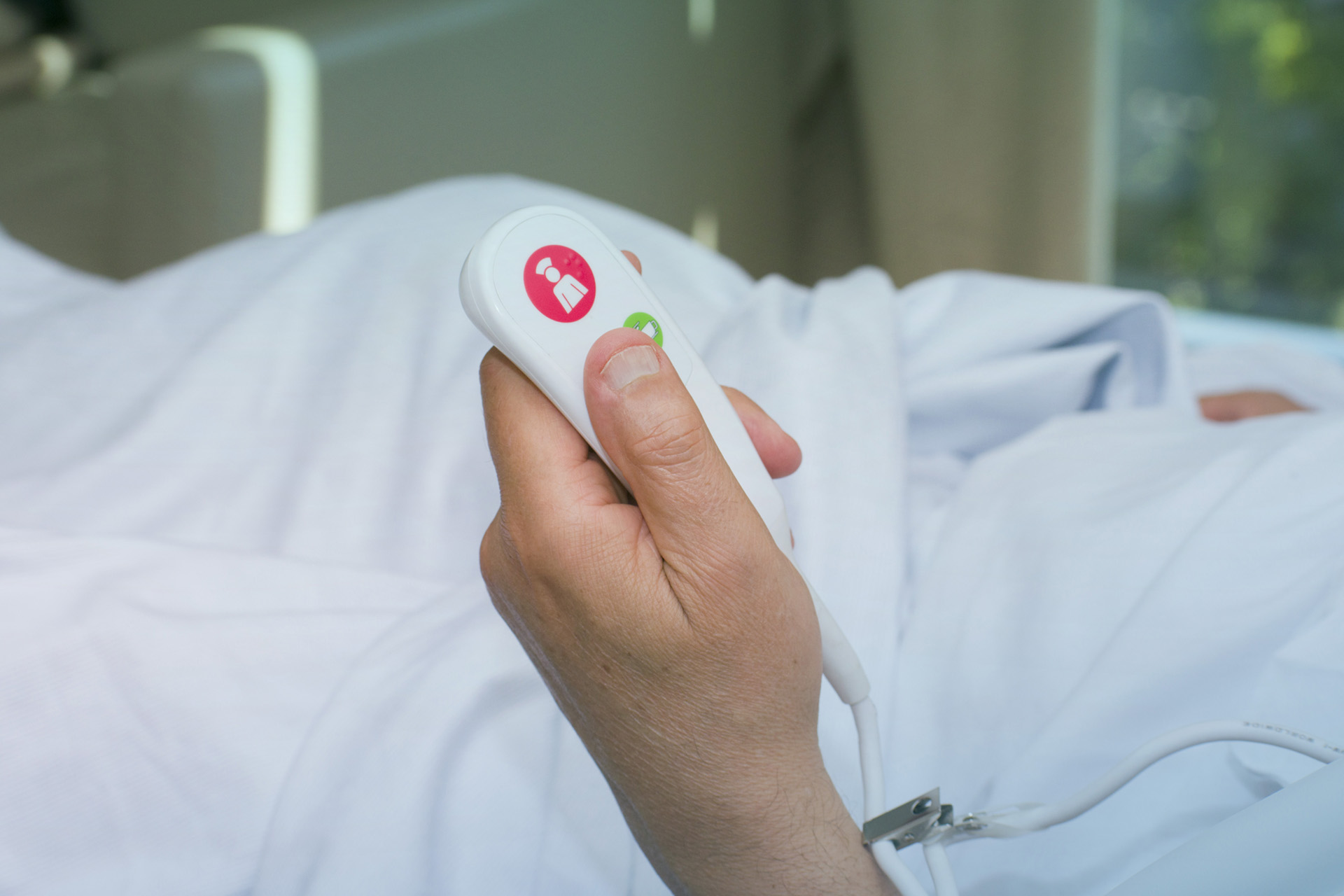 El paciente presiona el botón de ayuda para que la enfermera llame en caso de emergencia en el hospital